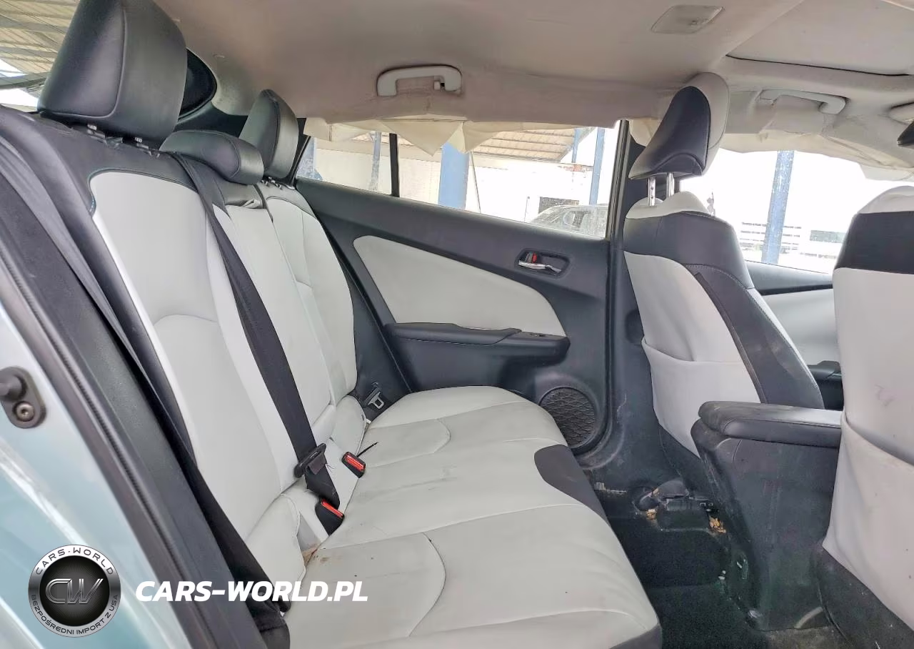 2018 Toyota Prius Four VIN:JTDKARFU4J3063137 - 10