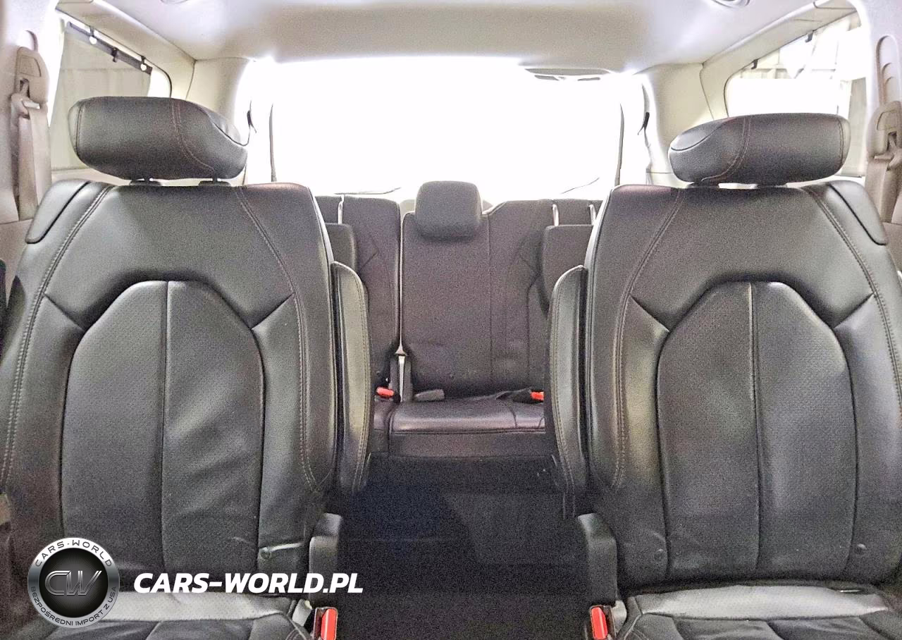 2019 Chrysler Pacifica Touring L VIN:2C4RC1BG1KR624980 - 10