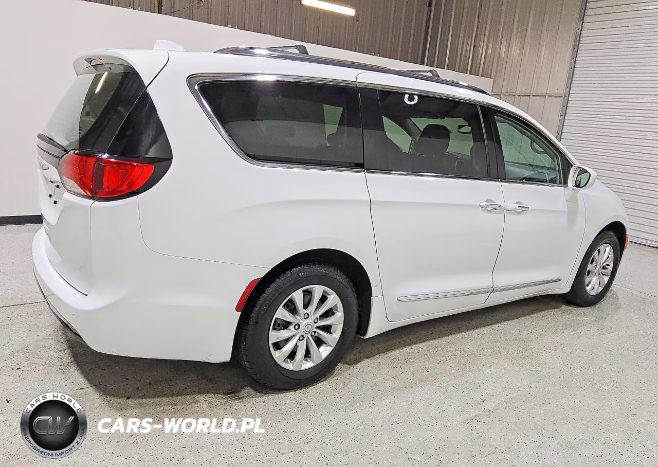 2019 Chrysler Pacifica Touring L VIN:2C4RC1BG1KR624980 - 3