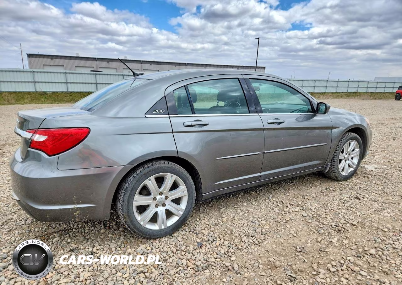 2013 Chrysler 200 Touring VIN:1C3CCBBB3DN715057 - 3