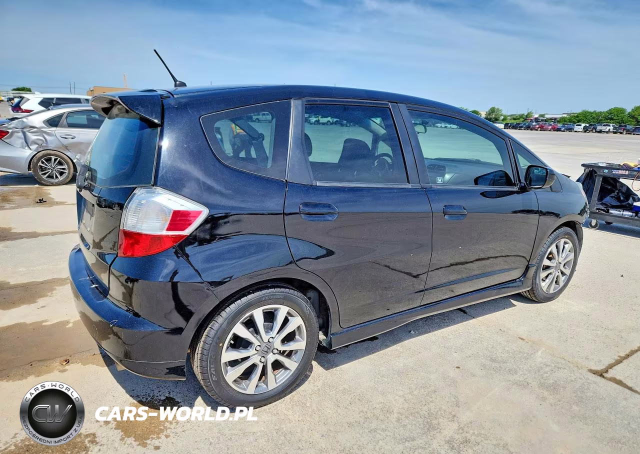 2013 Honda Fit Sport VIN:JHMGE8H54DC060638 - 3