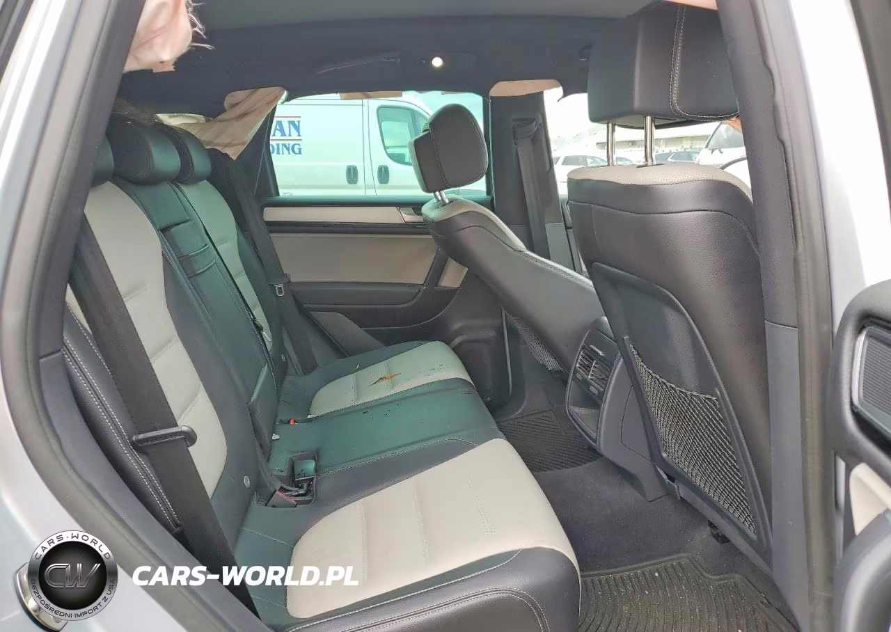 2017 Volkswagen Touareg Wolfsburg VIN:WVGRF7BP1HD000646 - 11