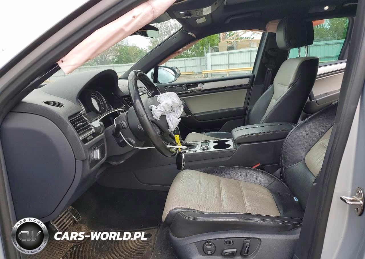 2017 Volkswagen Touareg Wolfsburg VIN:WVGRF7BP1HD000646 - 7