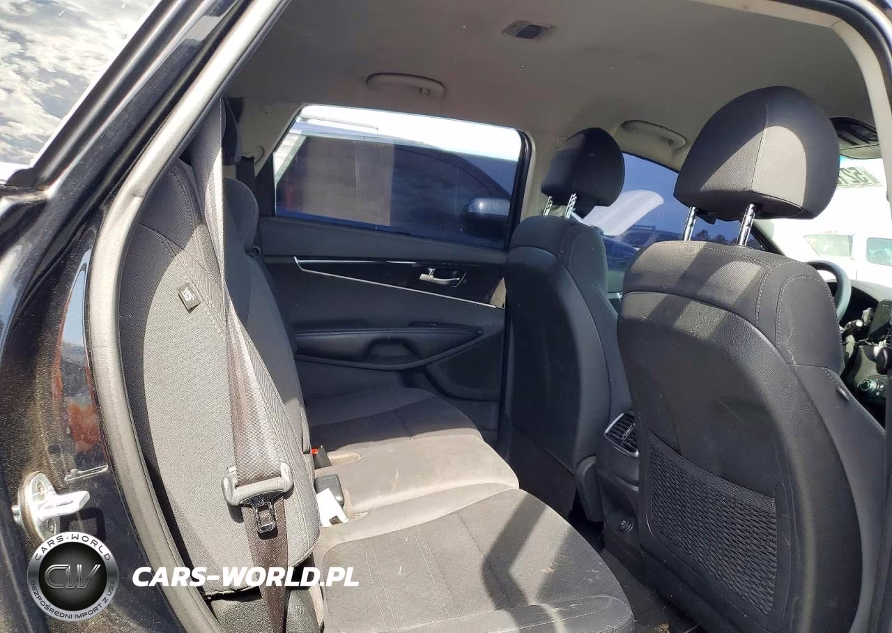 2018 Kia Sorento L VIN:5XYPG4A39JG397763 - 11