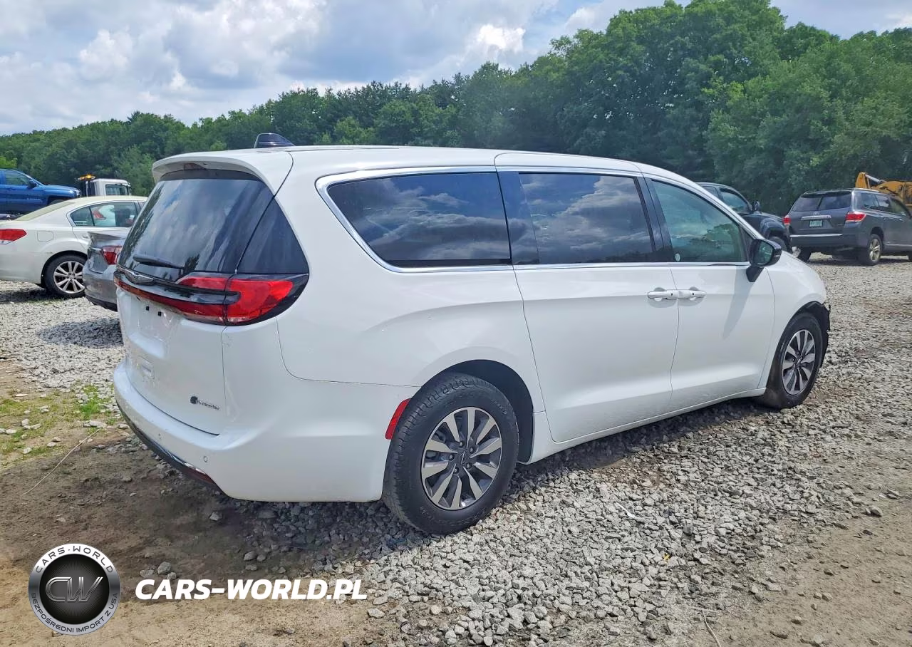 2025 Chrysler Pacifica Hybrid Select VIN:2C4RC1S73SR573126 - 3
