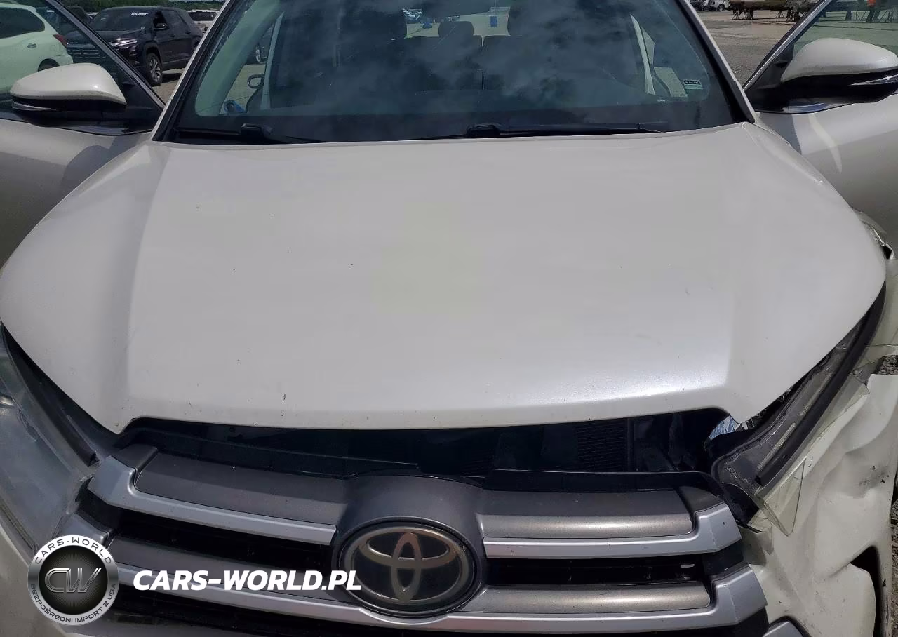 2018 Toyota Highlander Le Plus VIN:5TDBZRFH7JS861965 - 12