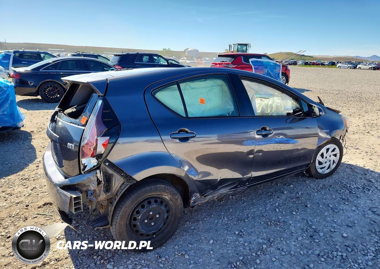 2015 Toyota Prius C Two VIN:JTDKDTB37F1111606 - 3