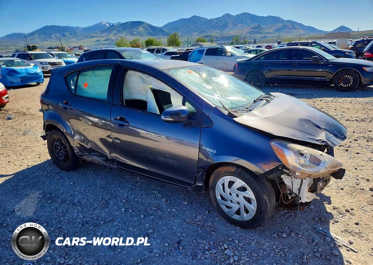 2015 Toyota Prius C Two VIN:JTDKDTB37F1111606 - 4