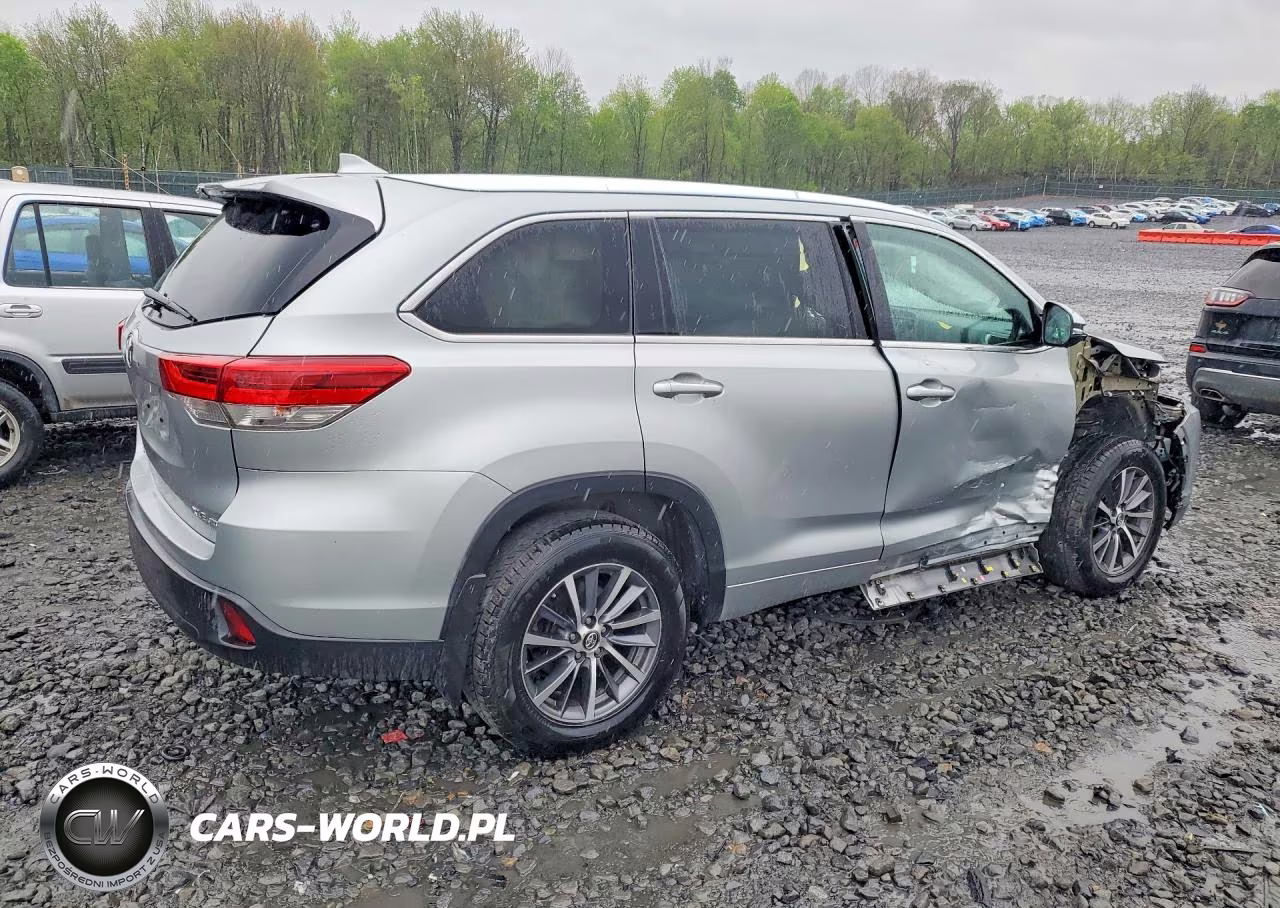 2018 Toyota Highlander Xle VIN:5TDJZRFHXJS906683 - 3