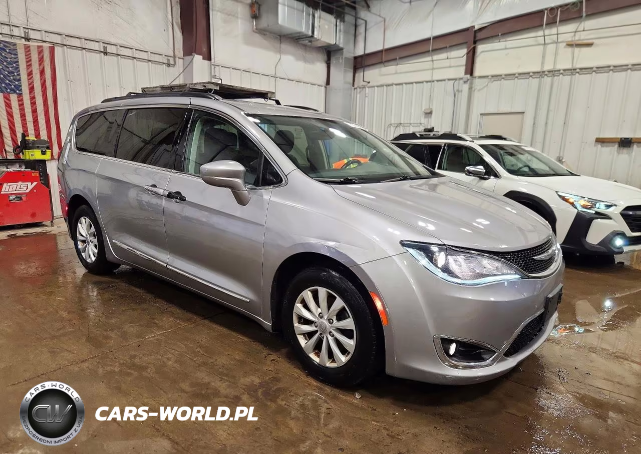 2017 Chrysler Pacifica Touring L VIN:2C4RC1BG1HR720620 - 4