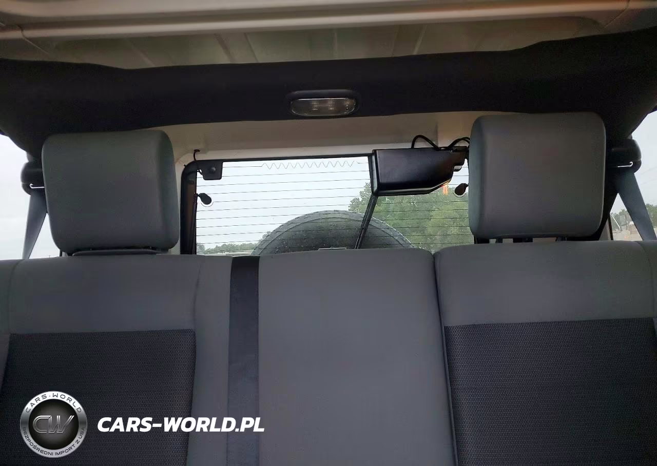 2010 Jeep Wrangler Unlimited Sahara VIN:1J4BA5H12AL197988 - 10