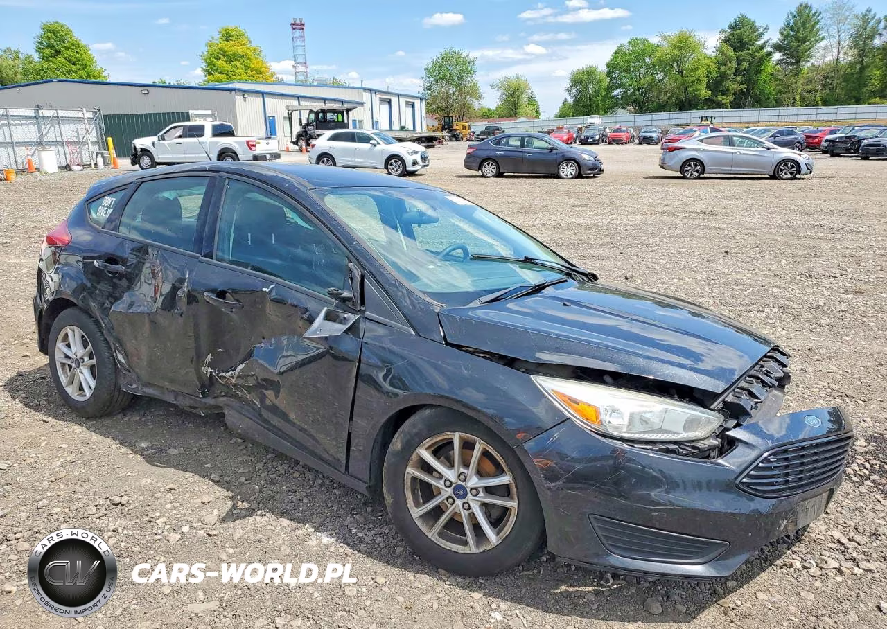 2015 Ford Focus Se VIN:1FADP3K27FL366340 - 4