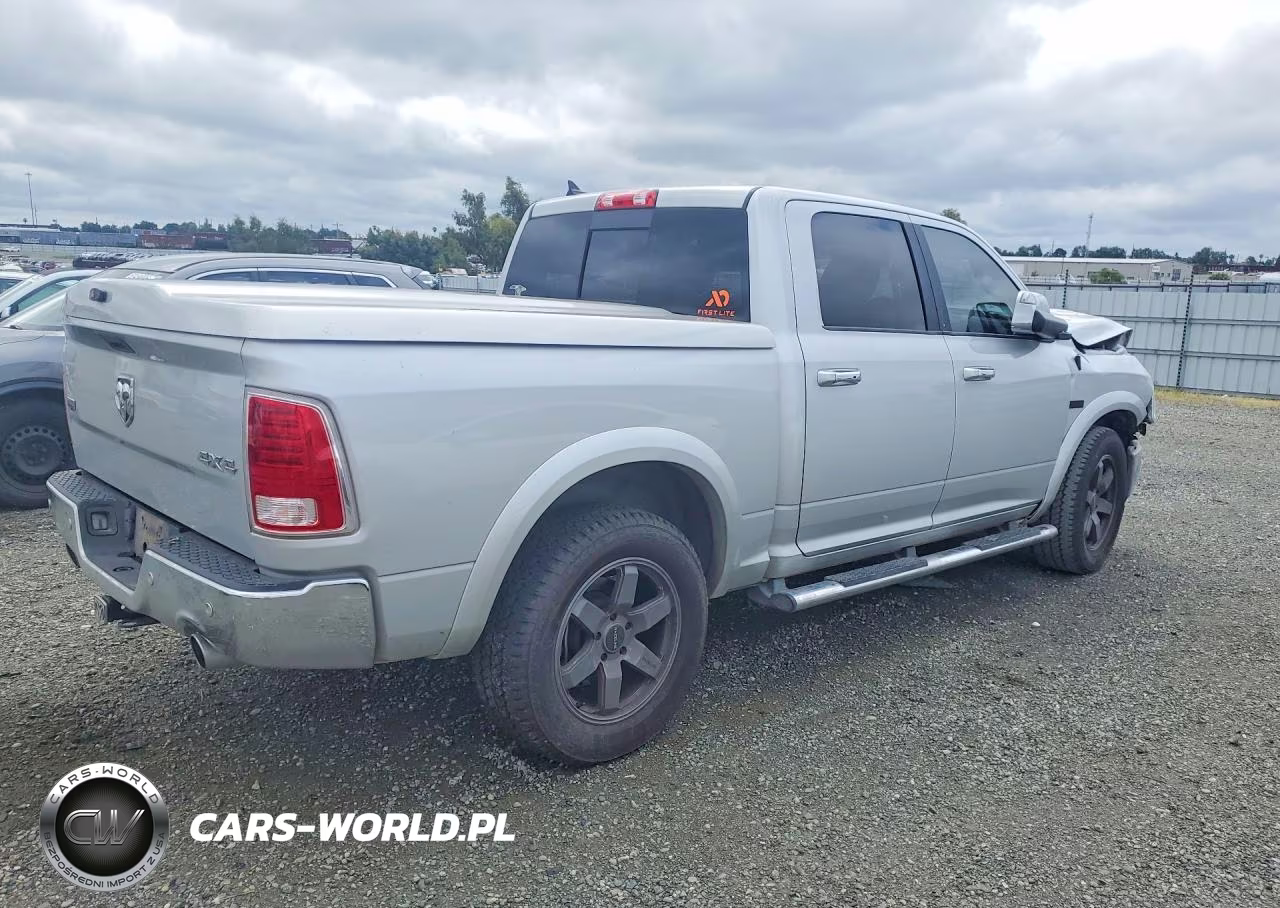 2018 Ram 1500 Laramie VIN:1C6RR7NM7JS274696 - 3