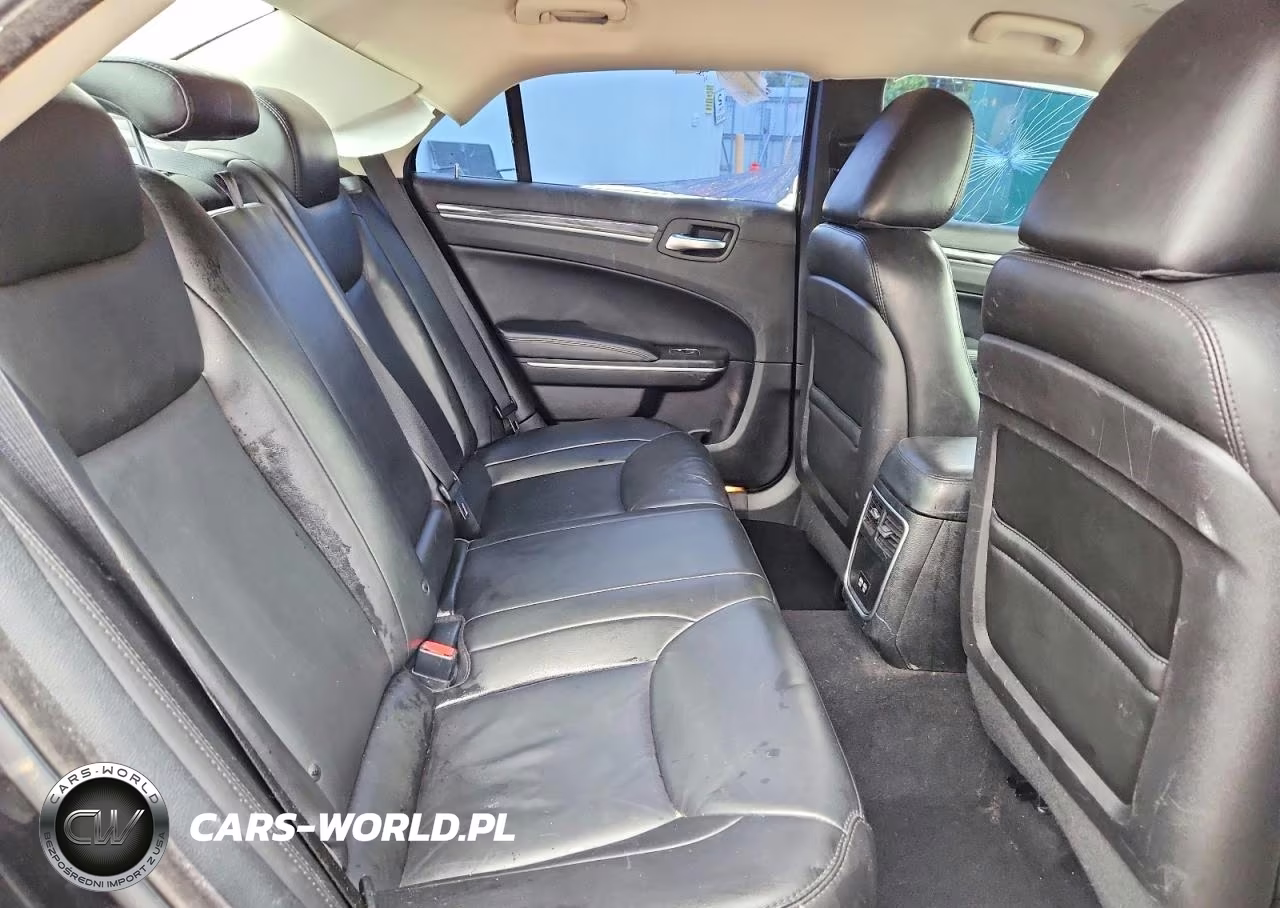 2019 Chrysler 300 Touring VIN:2C3CCAAGXKH566160 - 10