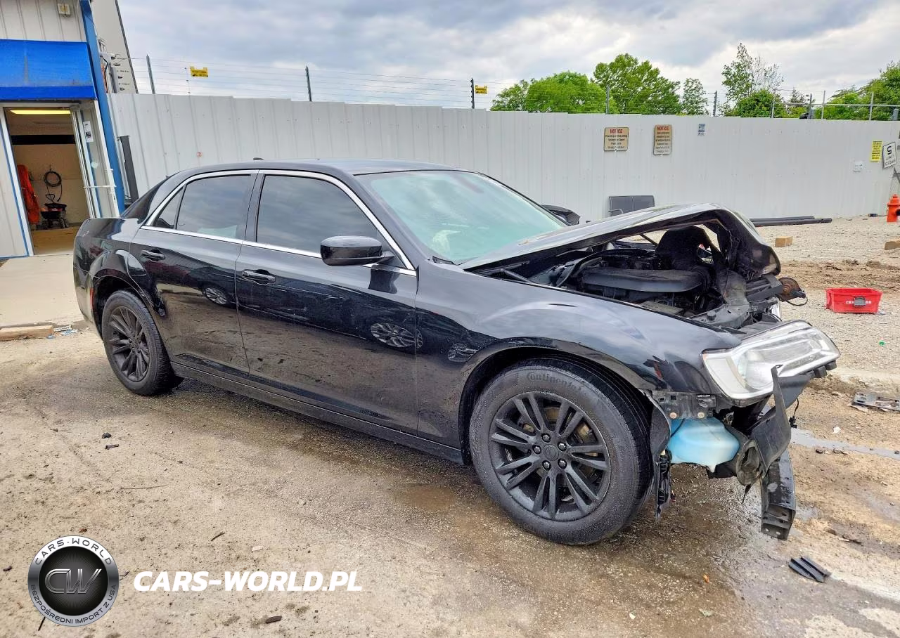 2019 Chrysler 300 Touring VIN:2C3CCAAGXKH566160 - 4