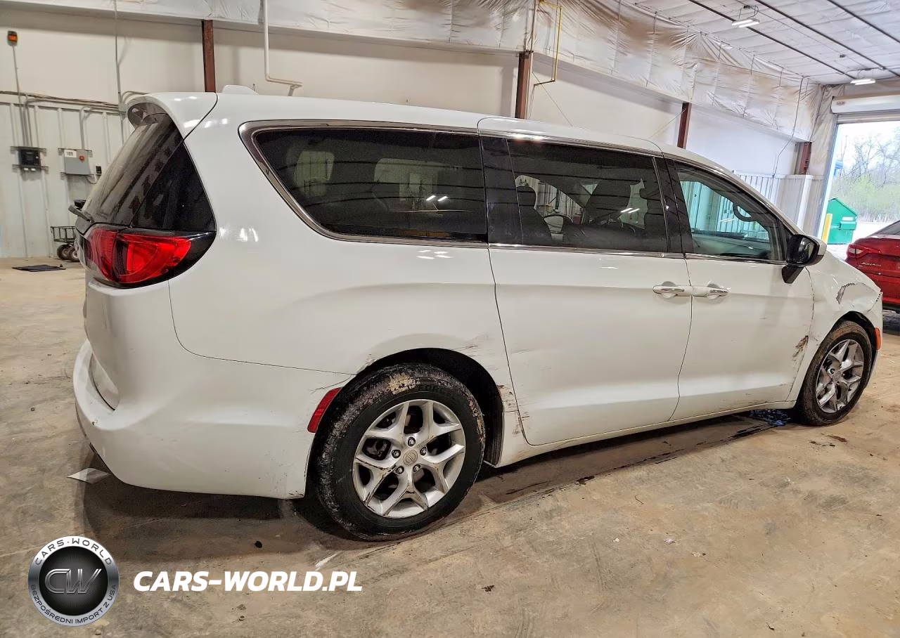 2017 Chrysler Pacifica Touring L VIN:2C4RC1BG4HR768368 - 3