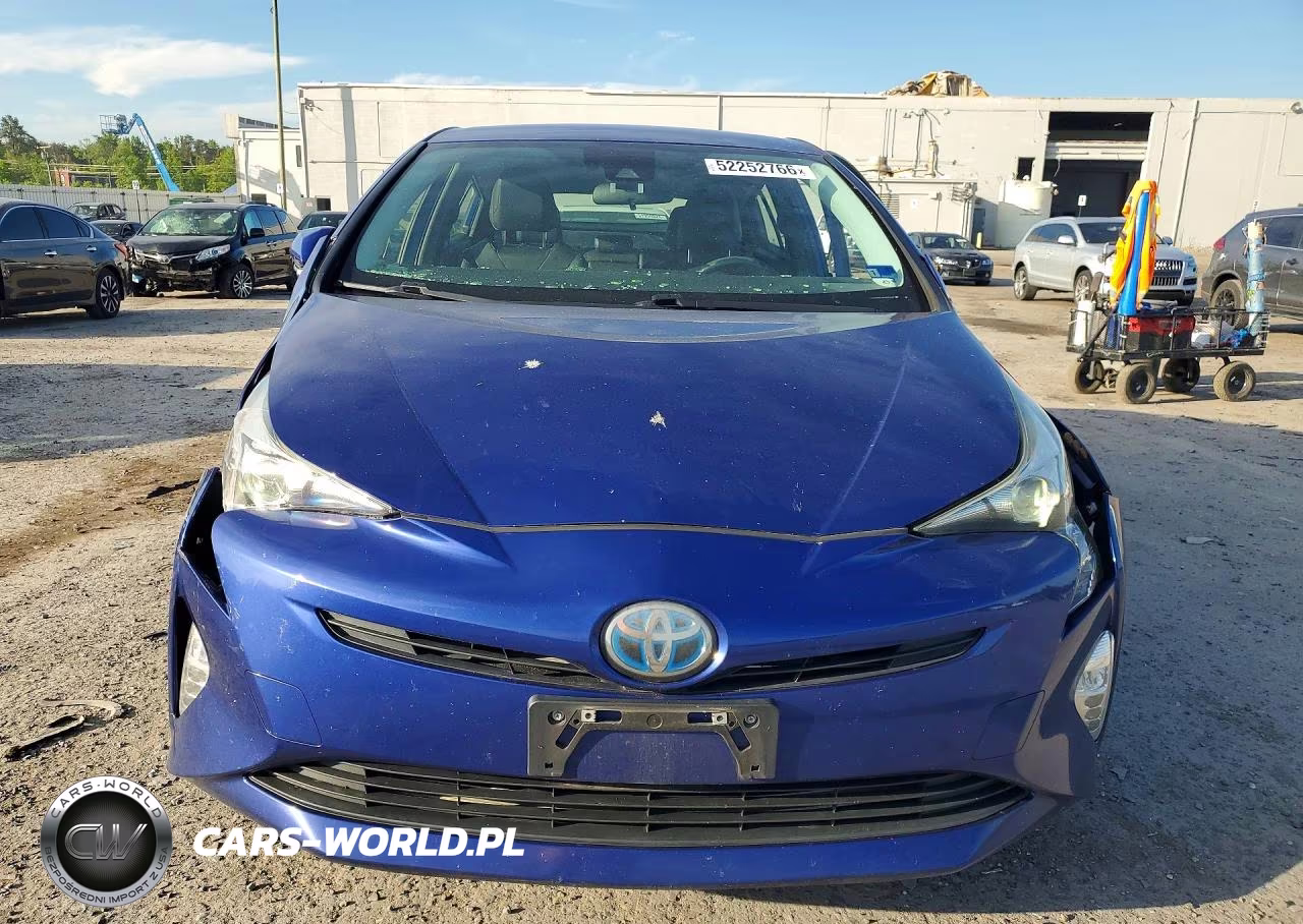 2017 Toyota Prius Three Touring VIN:JTDKARFUXH3530250 - 5