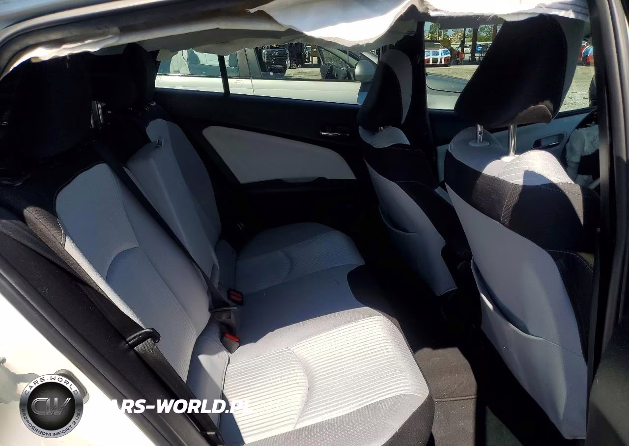 2018 Toyota Prius Three VIN:JTDKARFU7J3547903 - 10
