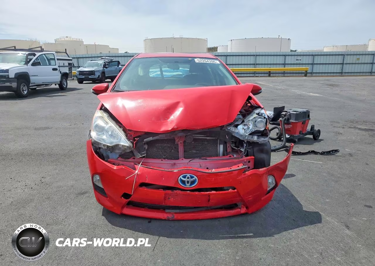 2014 Toyota Prius C Two VIN:JTDKDTB35E1569367 - 5
