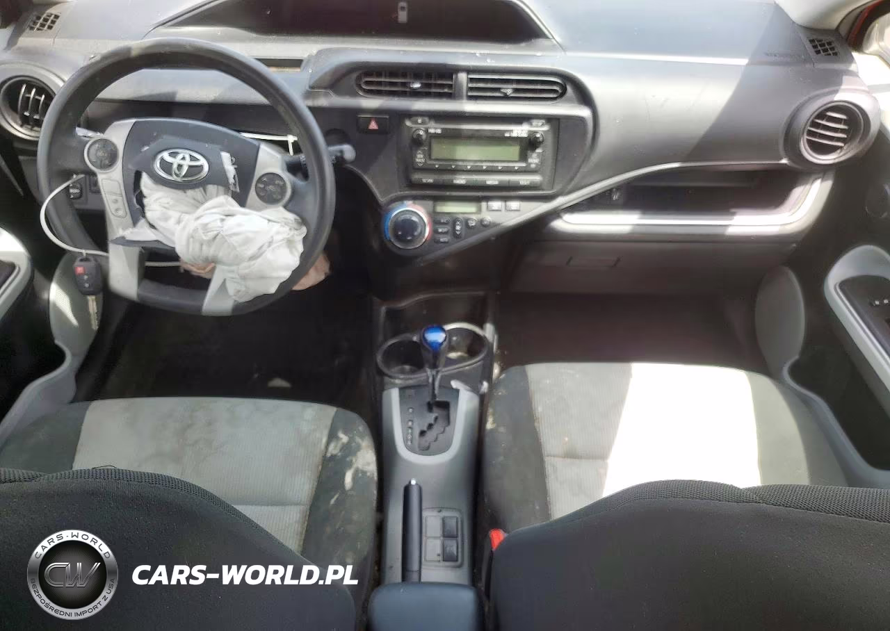 2014 Toyota Prius C Two VIN:JTDKDTB35E1569367 - 8