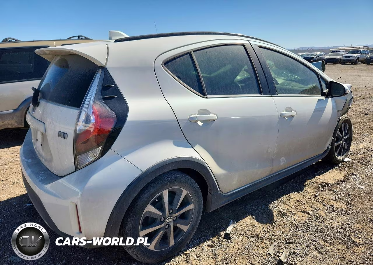 2018 Toyota Prius C Two VIN:JTDKDTB35J1606718 - 3