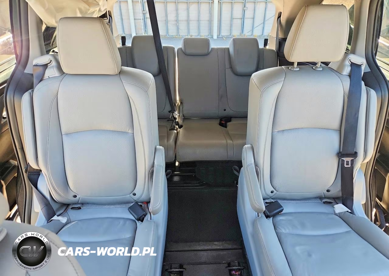2018 Honda Odyssey Touring VIN:5FNRL6H81JB028856 - 10