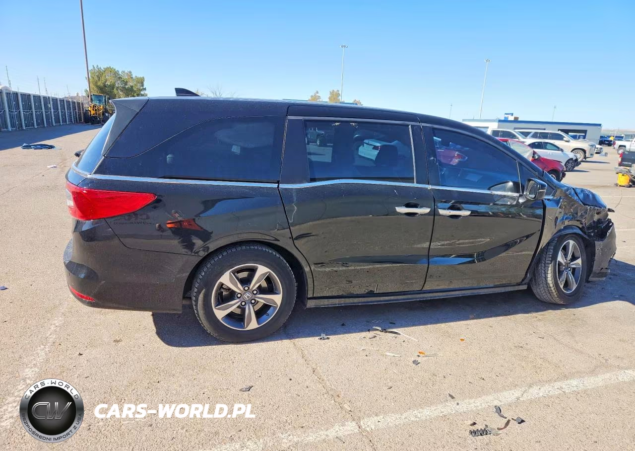 2018 Honda Odyssey Touring VIN:5FNRL6H81JB028856 - 3
