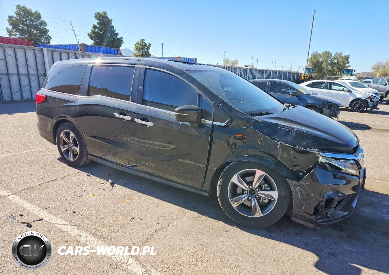 2018 Honda Odyssey Touring VIN:5FNRL6H81JB028856 - 4