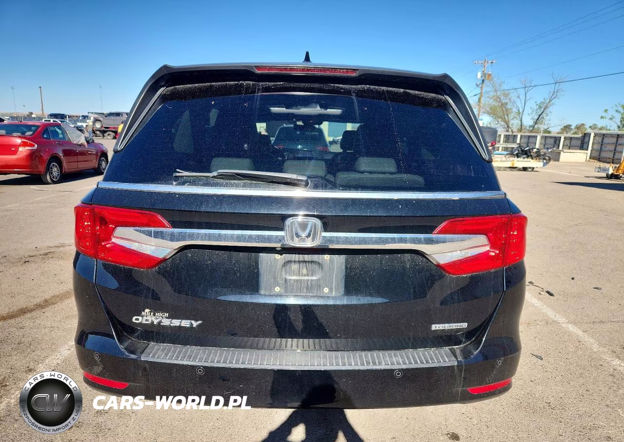 2018 Honda Odyssey Touring VIN:5FNRL6H81JB028856 - 6