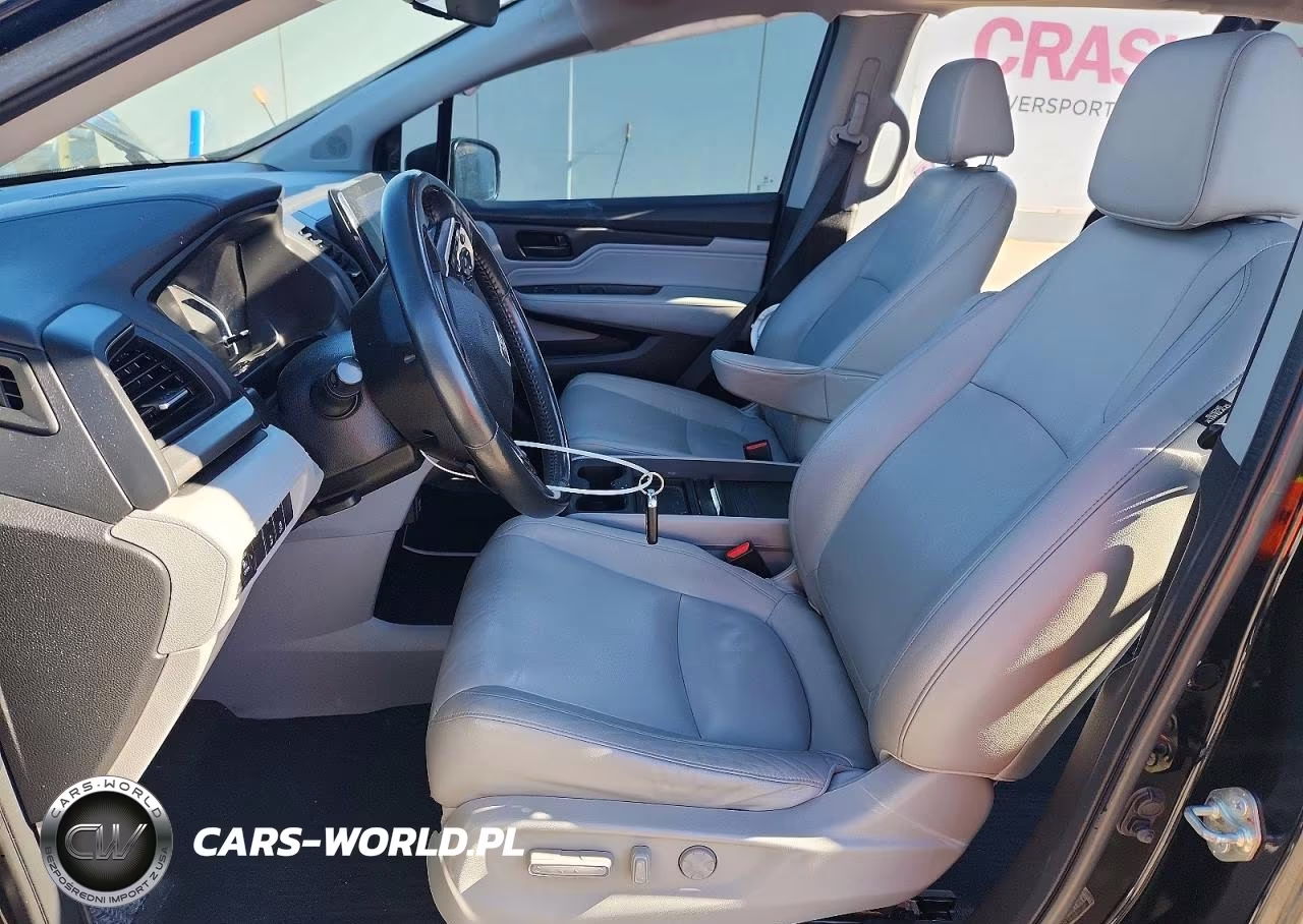 2018 Honda Odyssey Touring VIN:5FNRL6H81JB028856 - 7