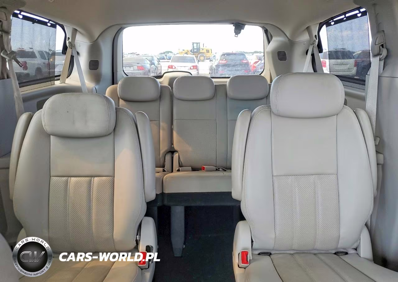 2010 Chrysler Town & Country Touring Plus VIN:2A4RR8DX1AR334171 - 10