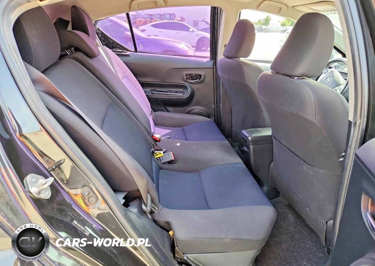 2015 Toyota Prius C Three VIN:JTDKDTB32F1100769 - 10