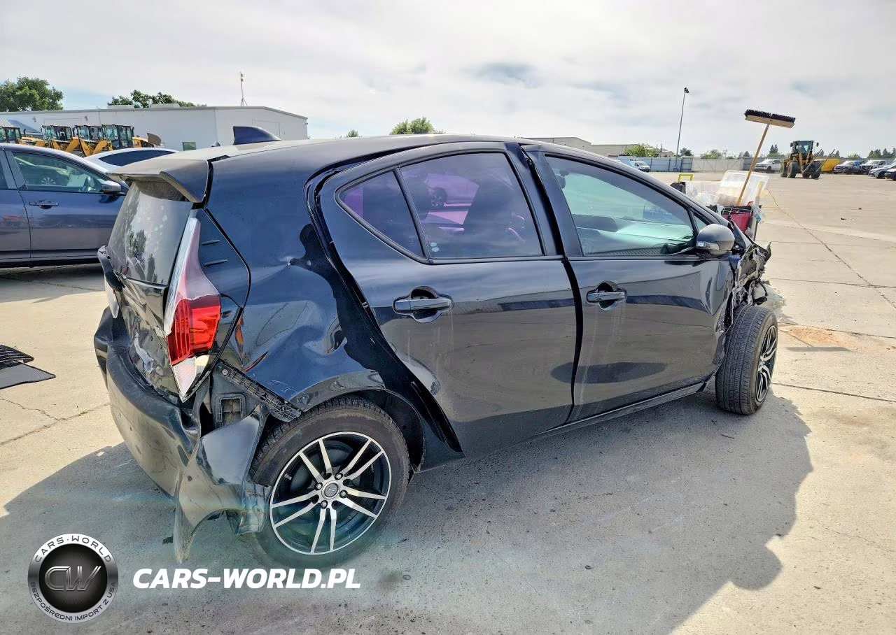 2015 Toyota Prius C Three VIN:JTDKDTB32F1100769 - 3