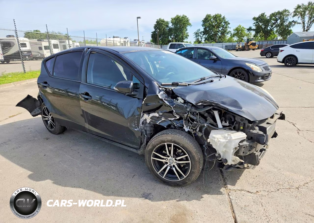 2015 Toyota Prius C Three VIN:JTDKDTB32F1100769 - 4