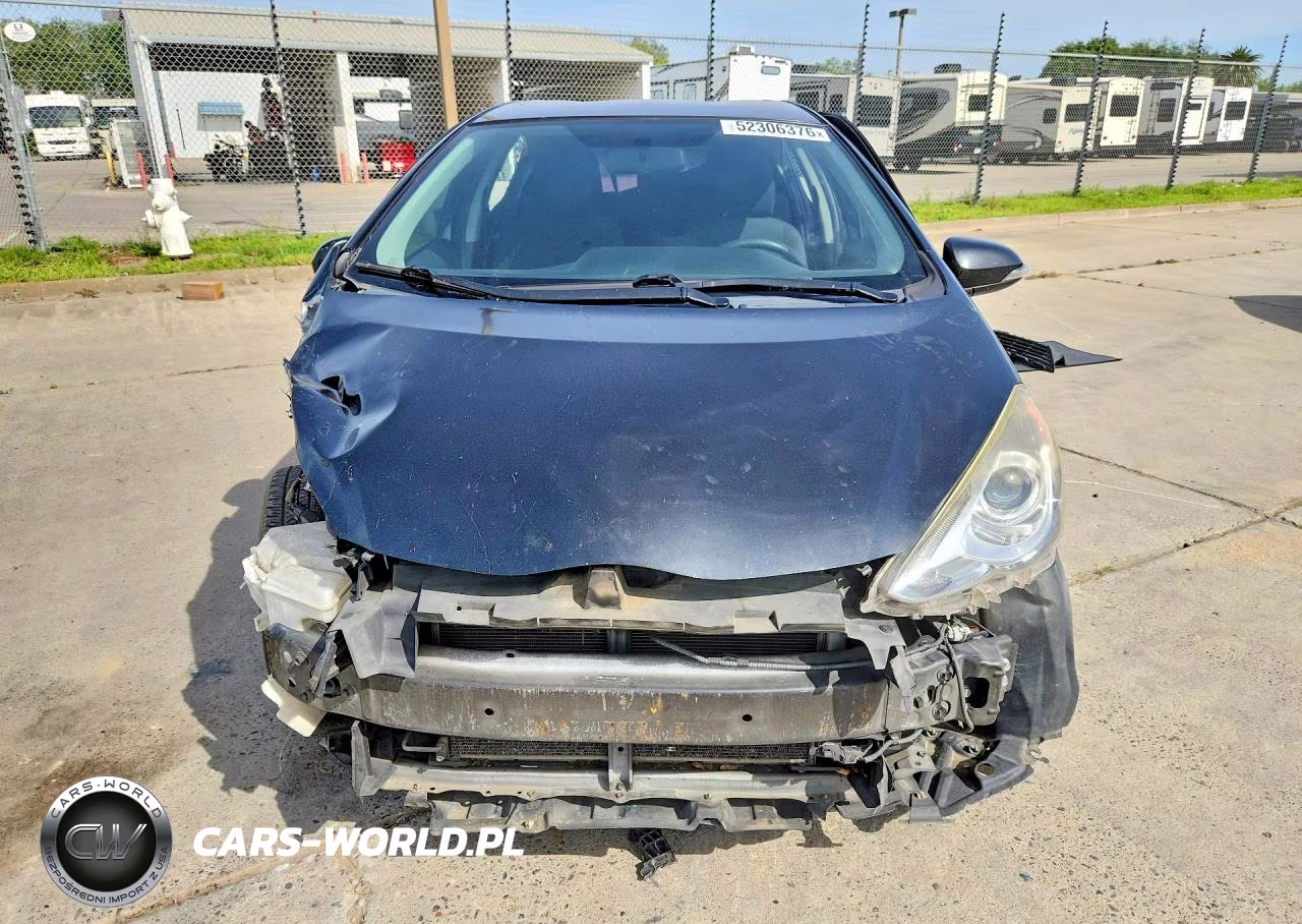 2015 Toyota Prius C Three VIN:JTDKDTB32F1100769 - 5