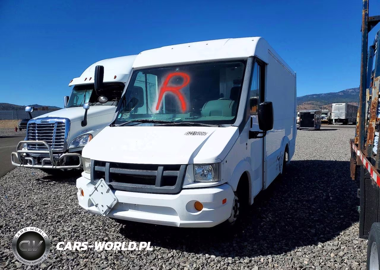 2016 Isuzu Reach Delivery Truck