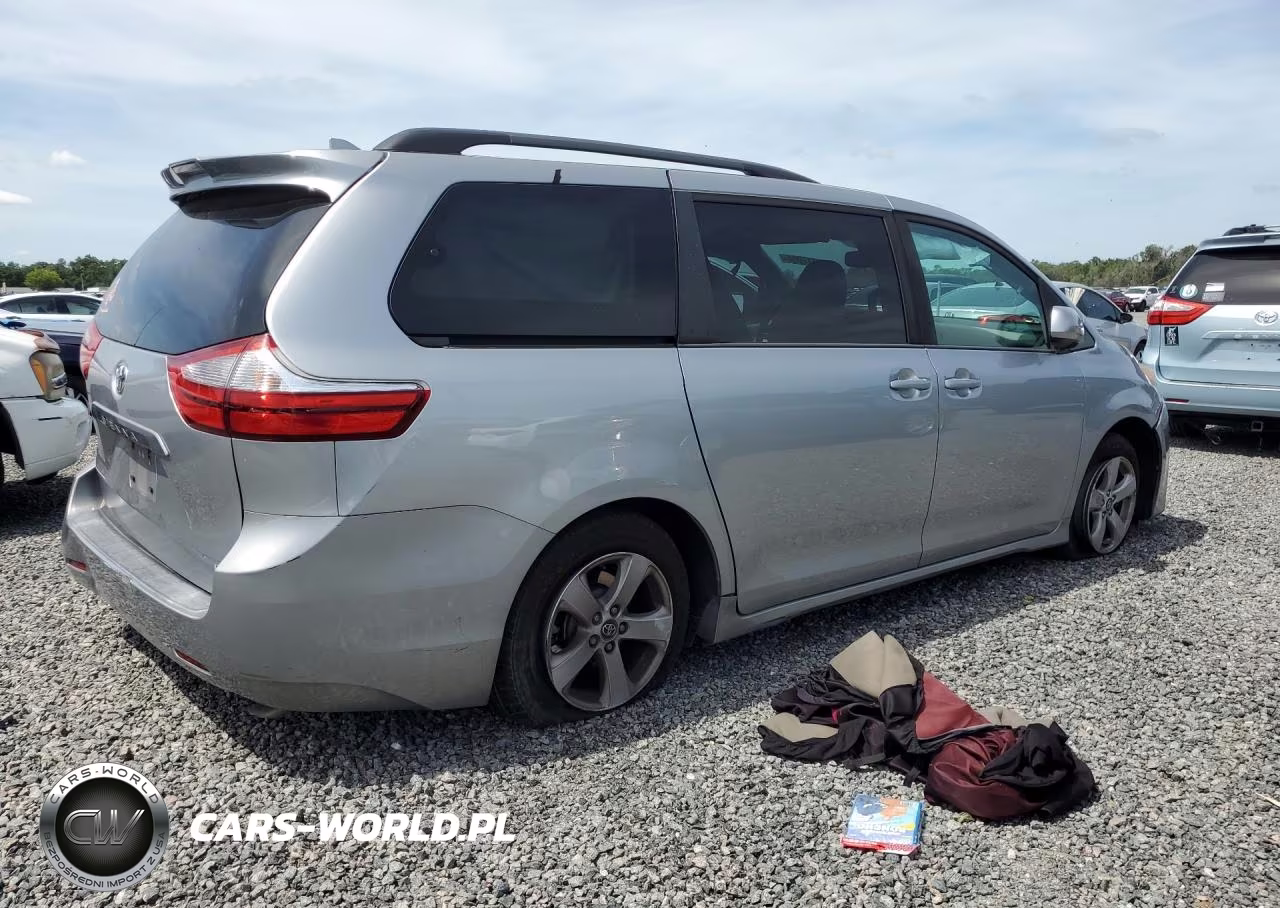 2018 Toyota Sienna Le VIN:5TDKZ3DC6JS950530 - 3