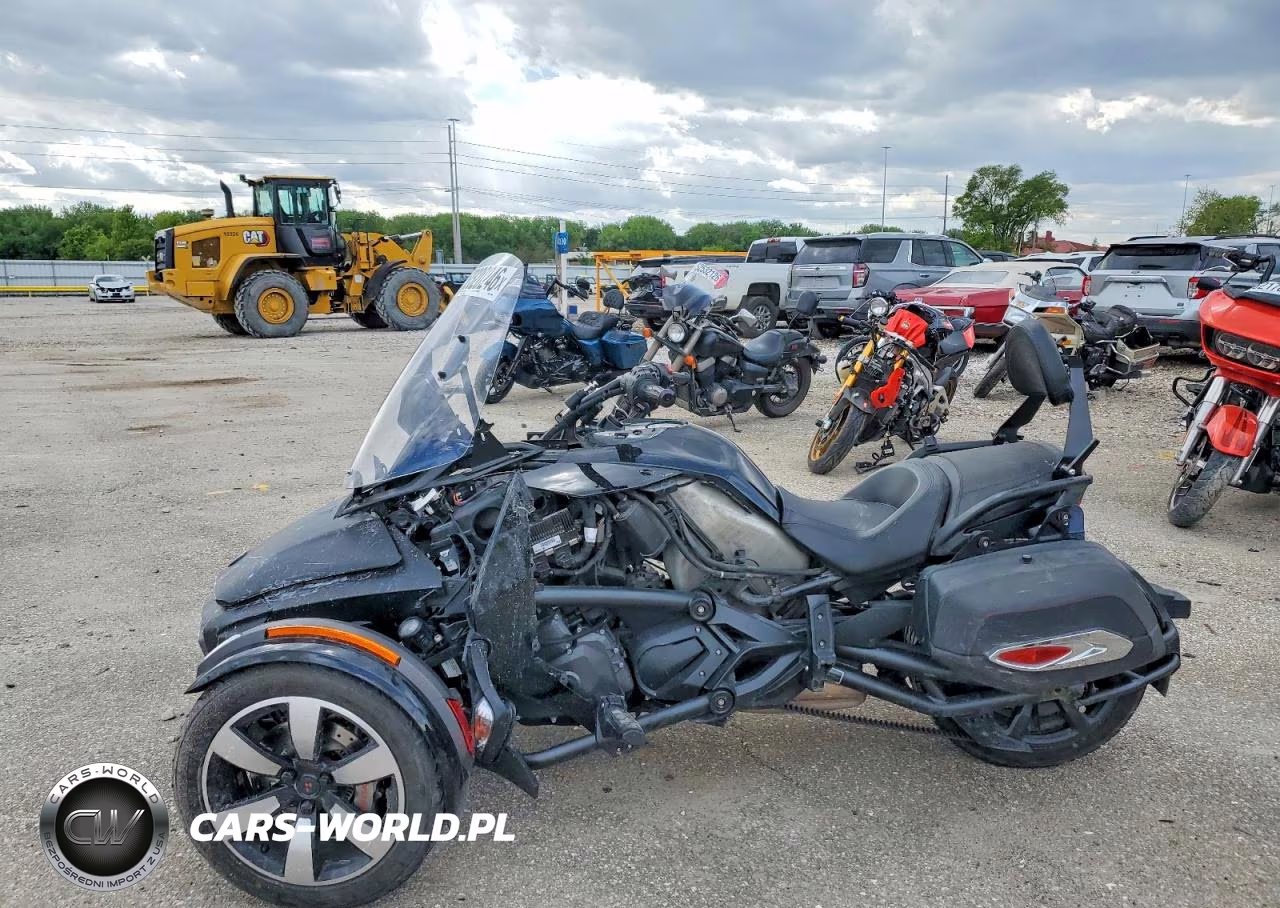 2017 Can-Am Spyder Roadster F3 VIN:2BXRDDD25HV002396 - 3