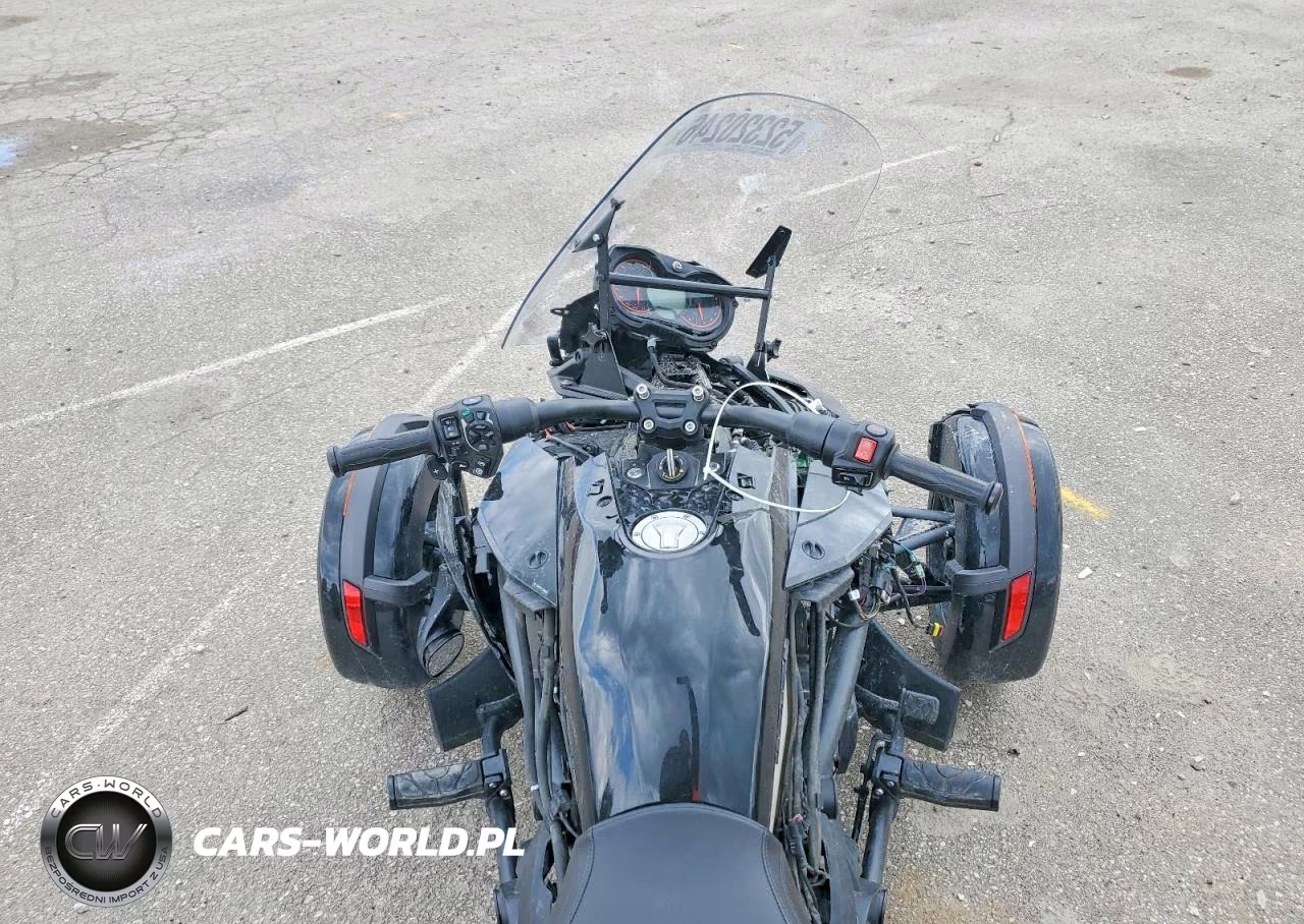 2017 Can-Am Spyder Roadster F3 VIN:2BXRDDD25HV002396 - 6