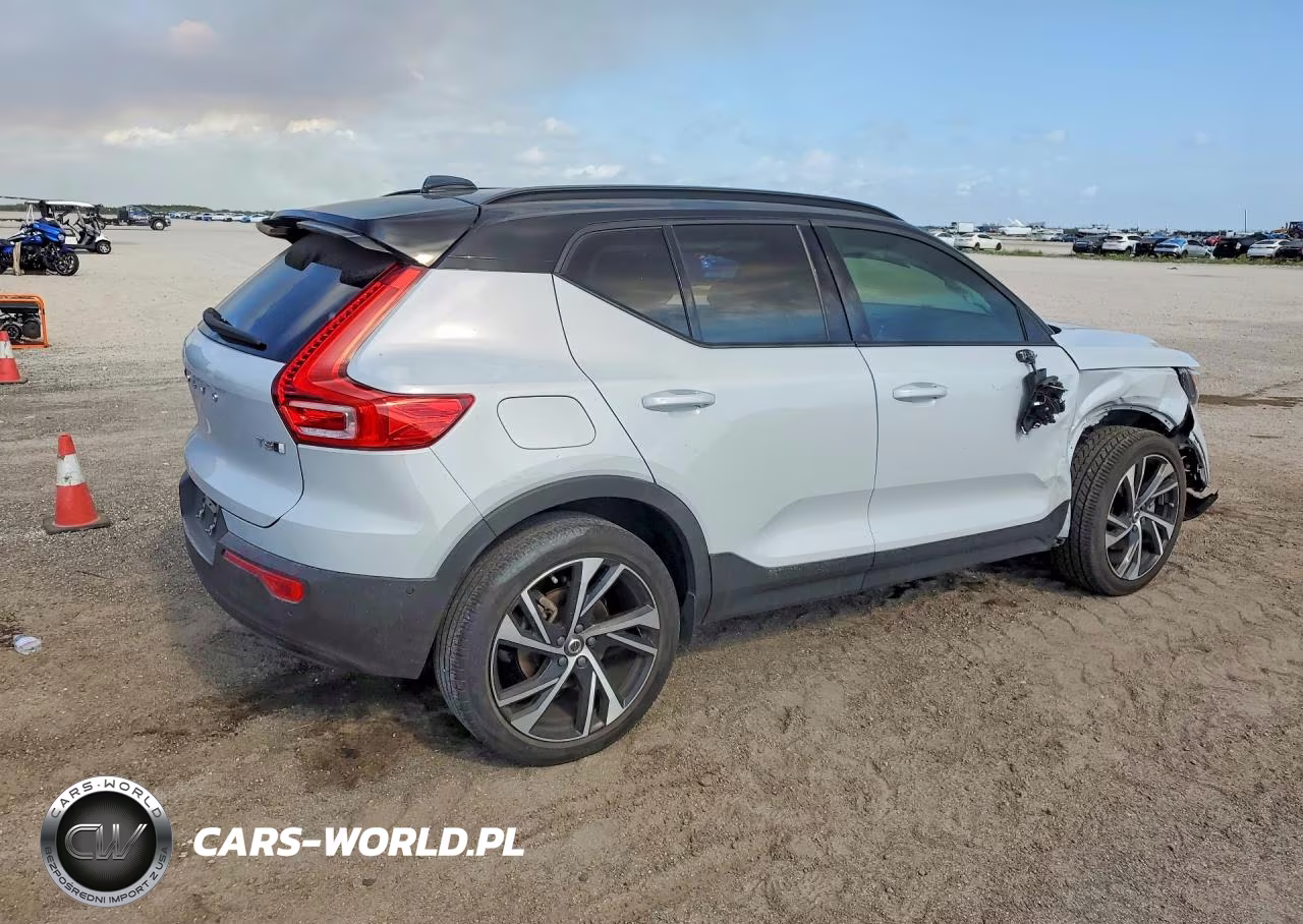 2022 Volvo Xc40 T5 R-Design VIN:YV4162UM7N2653123 - 3