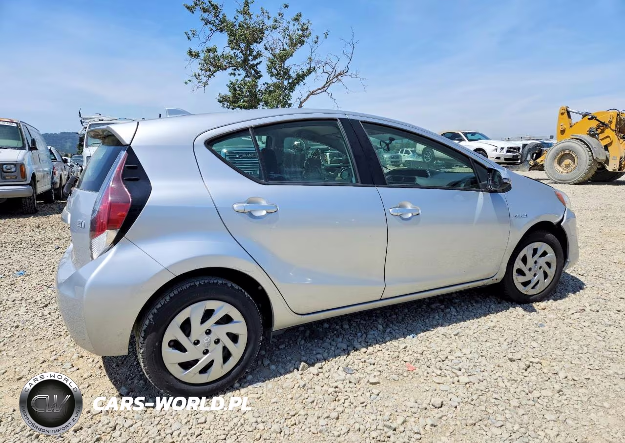 2016 Toyota Prius C One VIN:JTDKDTB33G1590592 - 3