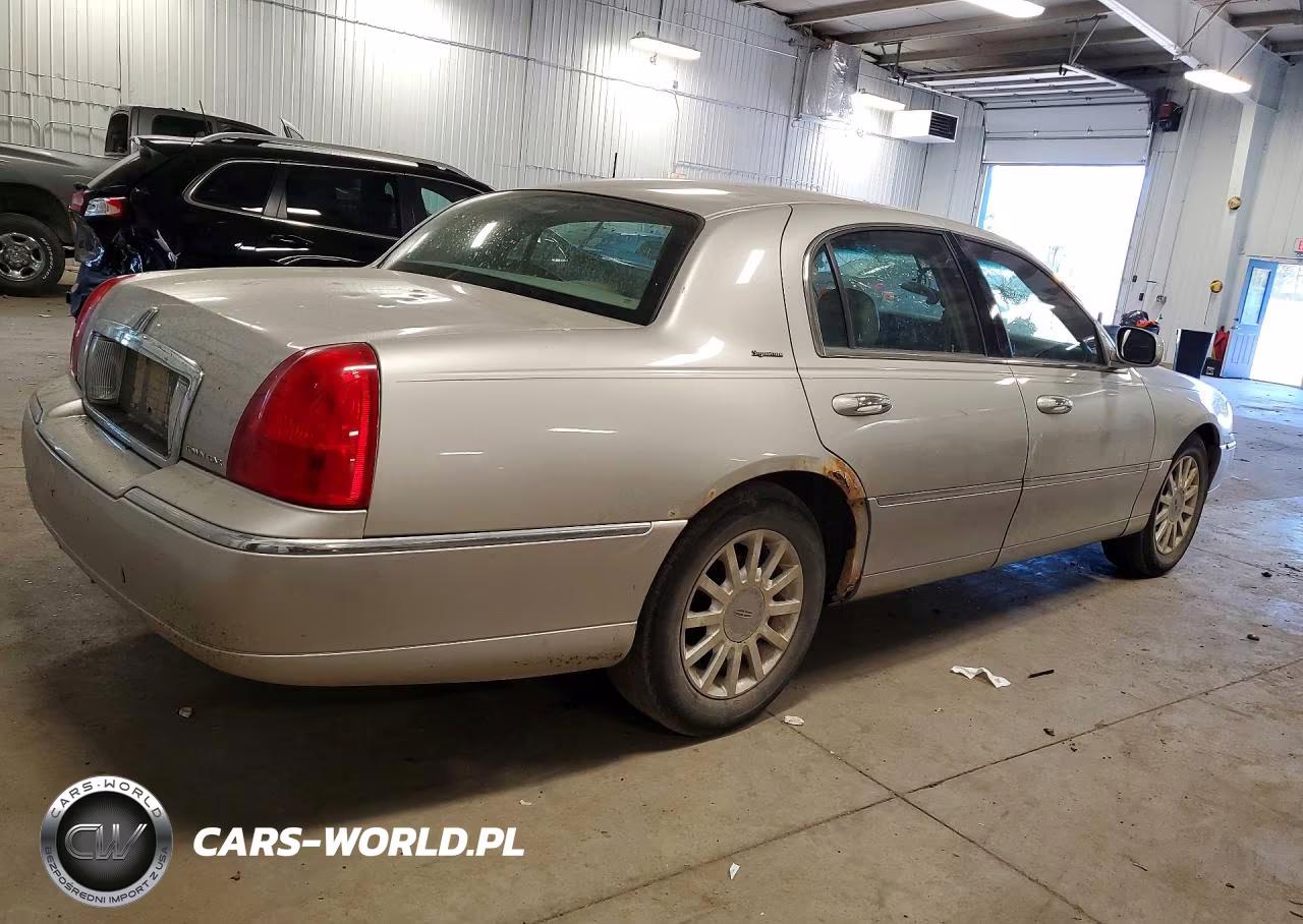 2007 Lincoln Town Car Signature VIN:1LNHM81V87Y638830 - 3
