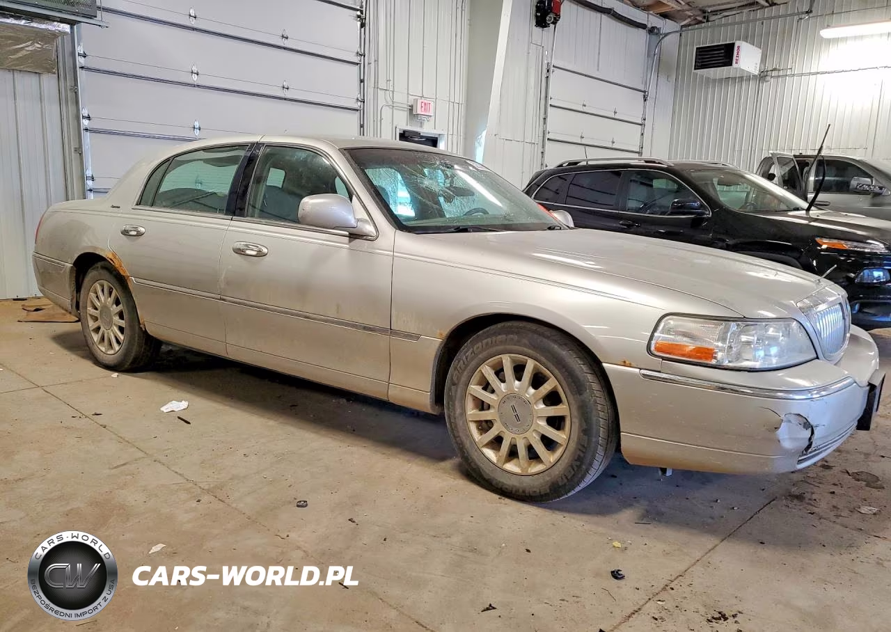 2007 Lincoln Town Car Signature VIN:1LNHM81V87Y638830 - 4
