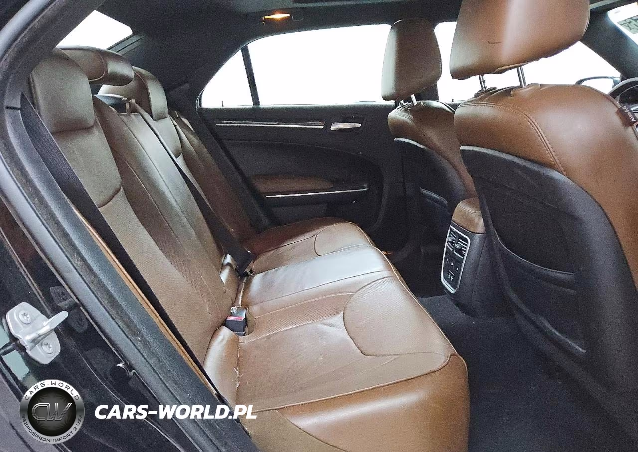 2019 Chrysler 300 Limited VIN:2C3CCAKG2KH556673 - 10