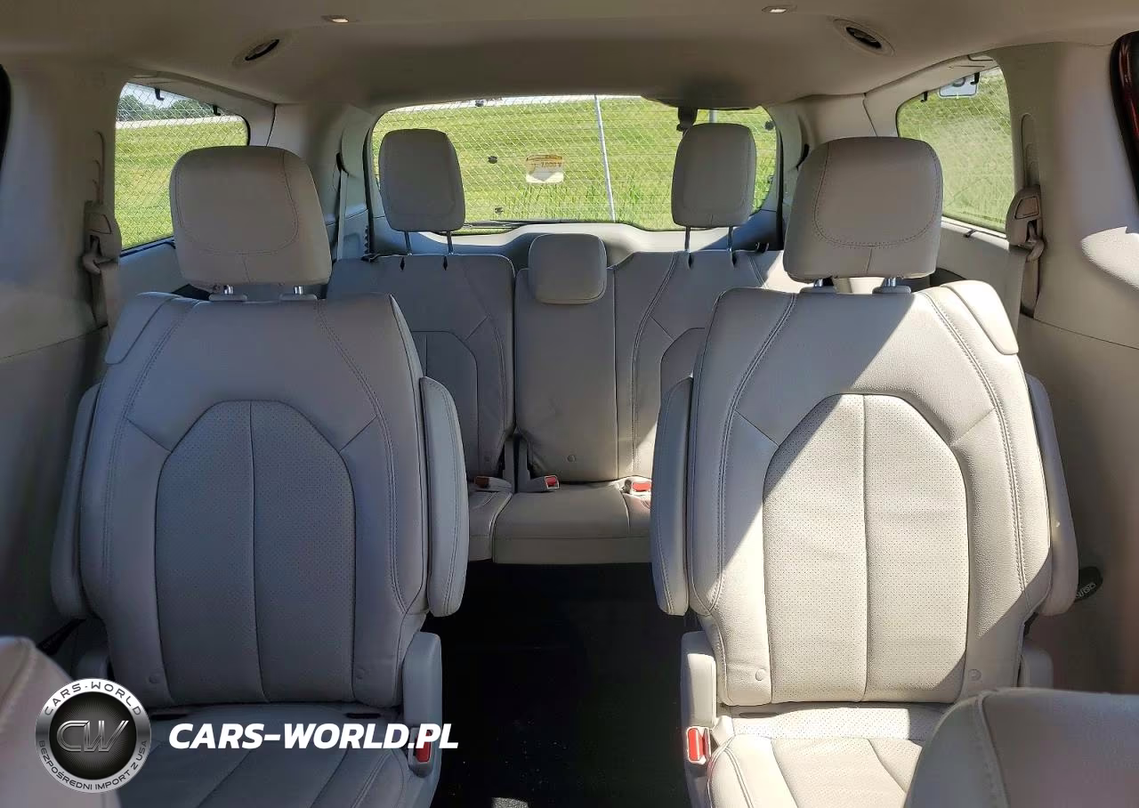 2018 Chrysler Pacifica Touring L VIN:2C4RC1BG5JR317276 - 10