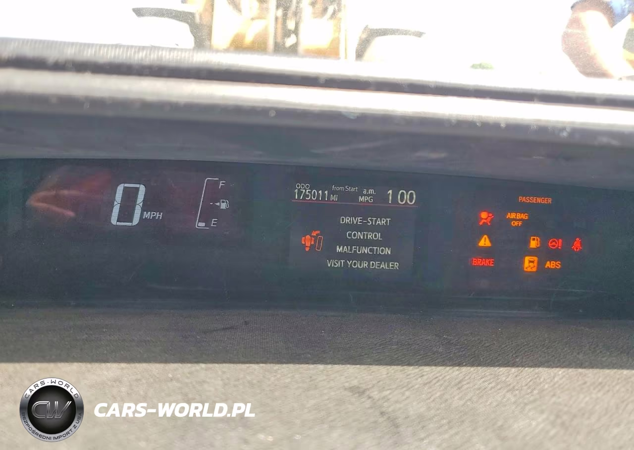2015 Toyota Prius C Two VIN:JTDKDTB37F1105854 - 9