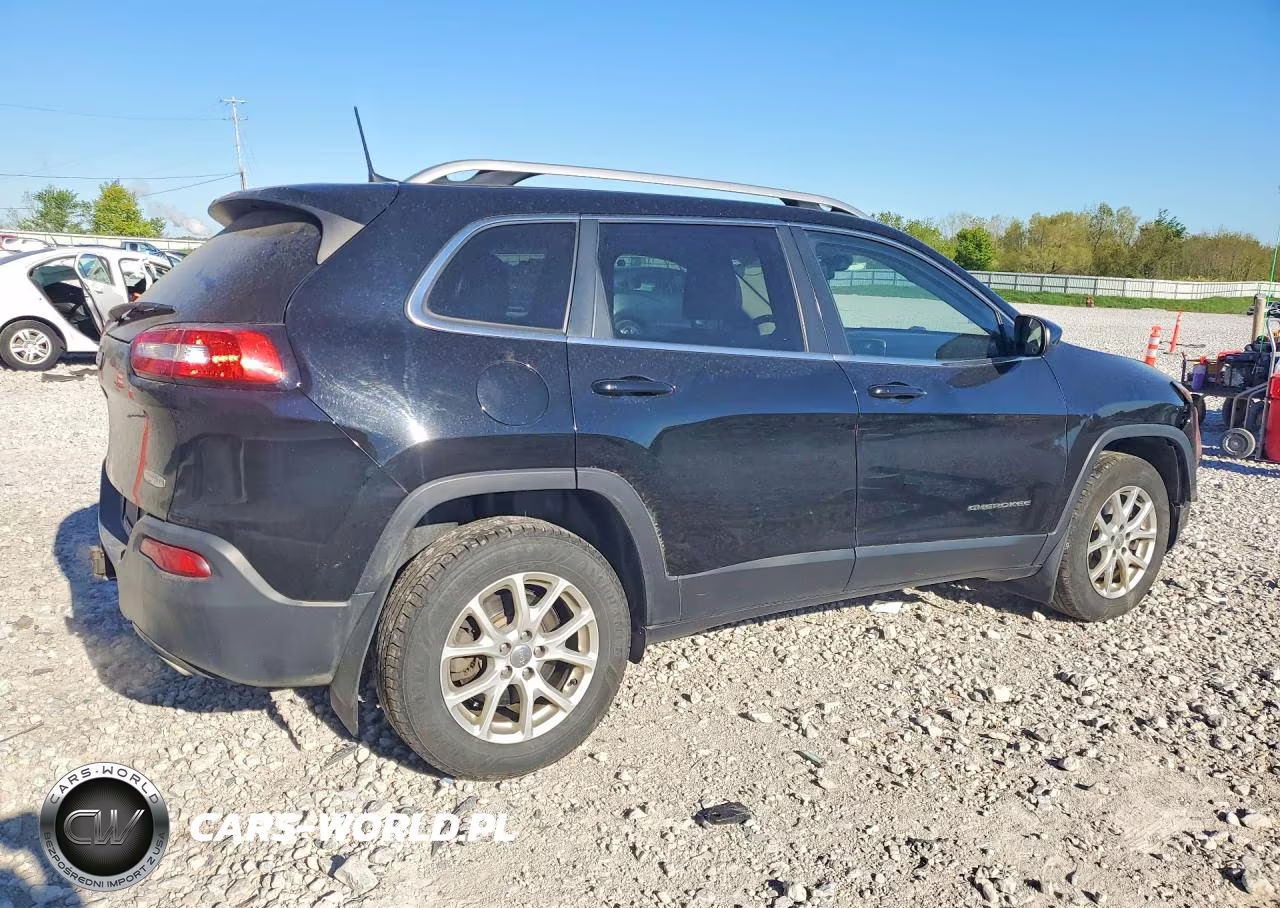 2017 Jeep Cherokee Latitude VIN:1C4PJMCS7HW563779 - 3