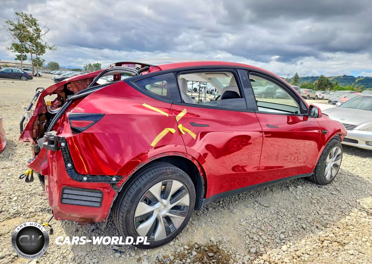 2022 Tesla Model Y VIN:7SAYGAEE9NF568235 - 3