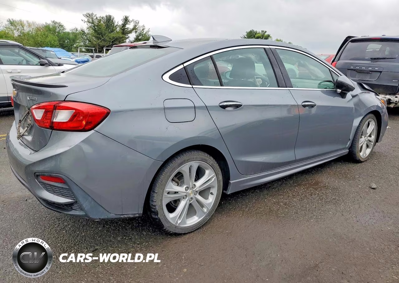 2018 Chevrolet Cruze Premier VIN:1G1BF5SM2J7179857 - 3