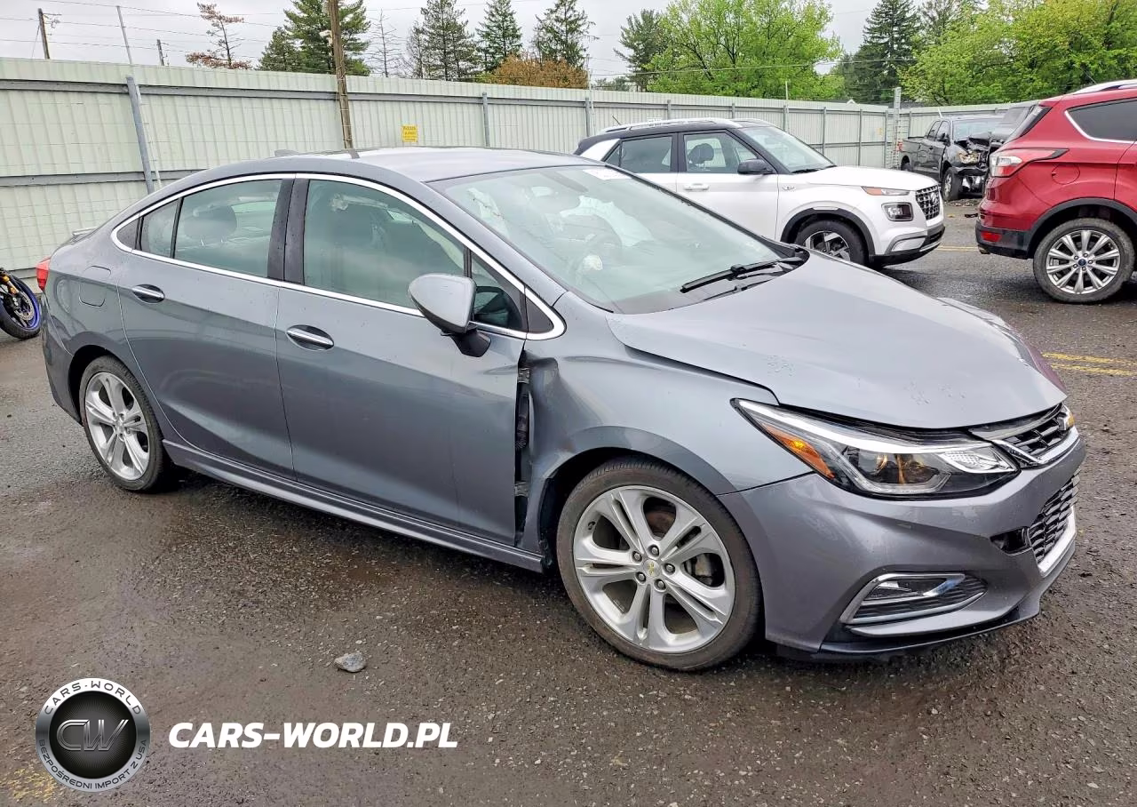 2018 Chevrolet Cruze Premier VIN:1G1BF5SM2J7179857 - 4